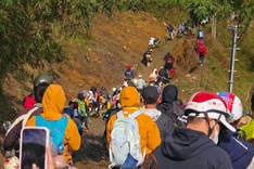 Surging crowds clog Lung Cung Mountain trails