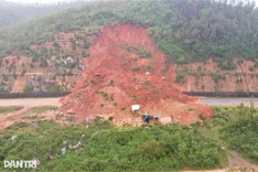Ha Tinh coastal road shut for weeks after landslides