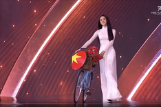 Vietnam's contestant wears traditional ao dai in Miss Universe showcase