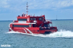 Ferry and boat services to Phu Quoc halted amid rough seas