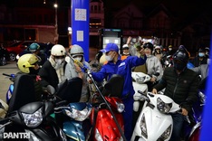 Dalat residents rush to buy fuel amid landslide road closures
