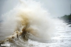 Waves over 5 metres batter Nha Trang ahead of Storm Koto