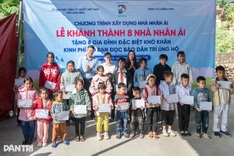 Dantri/Dtinews readers award scholarships to Dien Bien poor children