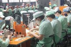 Experts discuss measures to escape processing trap