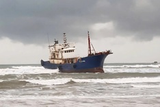 Drifting foreign vessel off Quang Ngai poses oil spill risk