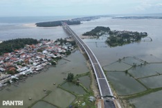 Hue sea-crossing bridge fenced off as access roads fall behind