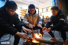 Hanoi residents struggle through bone-chilling cold spell