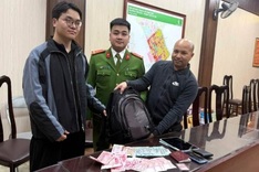Hanoi taxi driver hands lost backpack to police