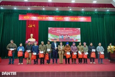 Dantri Newspaper delivers Tet gifts to flood-hit families in Cao Bang
