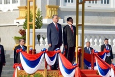 Top Lao leader hosts official welcome ceremony for Party chief To Lam