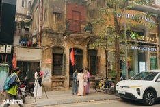 Owner of century old Hanoi house complains as photo crowds gather