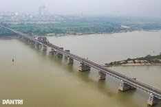 Trains return to Long Bien Bridge after emergency repairs