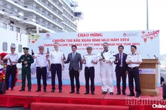 Cruise ship Seven Seas Explorer brings foreign travelers to Khanh Hoa