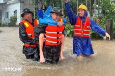 Danang, Oxfam provide cash aid to flood-hit households