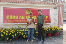 Resident hands over invasive iguana to police in southern Vietnam