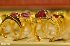 Gold prices plunge in Vietnam, investors face heavy losses