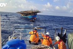 34 fishermen rescued from drifting vessel off Khanh Hoa coast