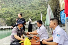 Quang Ninh launches round-the-clock medical service on Ha Long Bay