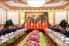 Vietnam, China leaders hold talks to deepen strategic ties