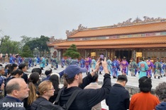 Hue opens Imperial Citadel at night with free-entry show