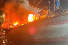 Fire engulfs two fishing boats at Khanh Hoa port