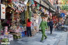 Hanoi proposes tougher fines for pavement encroachment
