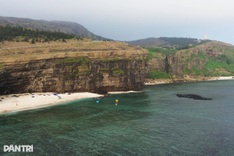 Tourists risk lives for photos near volcanic cliff on Ly Son Island