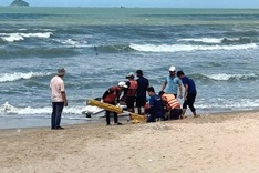 Three Hanoi tourists rescued off Quang Ngai beach