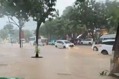 Heavy rain inundates Phu Quoc, causing traffic disruption