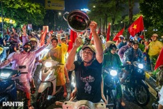 Fans brave heavy rain to celebrate Vietnam’s ASEAN Cup win