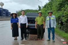 Ha Tinh resident hands over 7kg rare python