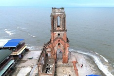 Illegal structures cleared around Ninh Binh church ruins