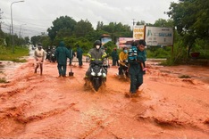 Red sand floods road linking Phan Thiet and Mui Ne