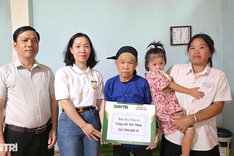 Readers donate VND 181 million to family of two blind women