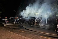 Passenger bus catches fire on way to Sapa