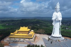 Southeast Asia’s tallest Bodhisattva statue attracts visitors during Tet