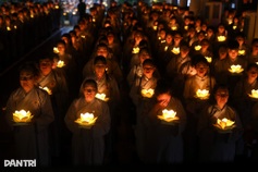 Ho Chi Minh City residents release lanterns for Lunar New Year peace