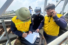 Cargo vessel hits Dong Nai bridge, disrupts North-South railway