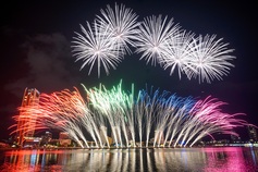 Vietnam and China light up Han River at fireworks festival
