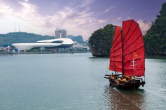 Quang Ninh launches traditional three-plank boat tour on Ha Long Bay
