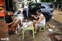 Residents of upscale Hanoi estate struggle with floodwaters