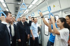 Party chief takes ride on Ben Thanh – Suoi Tien metro line