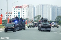 Crowds flock to My Dinh Stadium to view military equipment