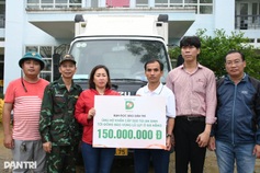 Dantri delivers 1,000 relief bags to flood-hit residents in Hue, Danang