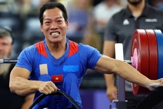 Paralympic powerlifter Le Van Cong awarded gold medal by France