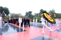 Party, State leaders pay tribute to President Ho Chi Minh ahead of Tet