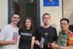 Russian tourist gets back belongings left in HCM City taxi