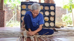 Hoi An artisan teaches traditional bamboo basket weaving
