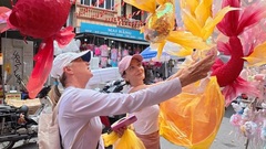 Foreign tourists captivated by Mid-Autumn atmosphere in Hanoi