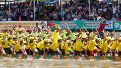 Can Tho boat race attracts thousands of spectators